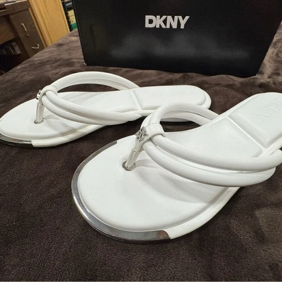 DKNY White Women's Flip Flop Sandals size 7 - Picture 6 of 9